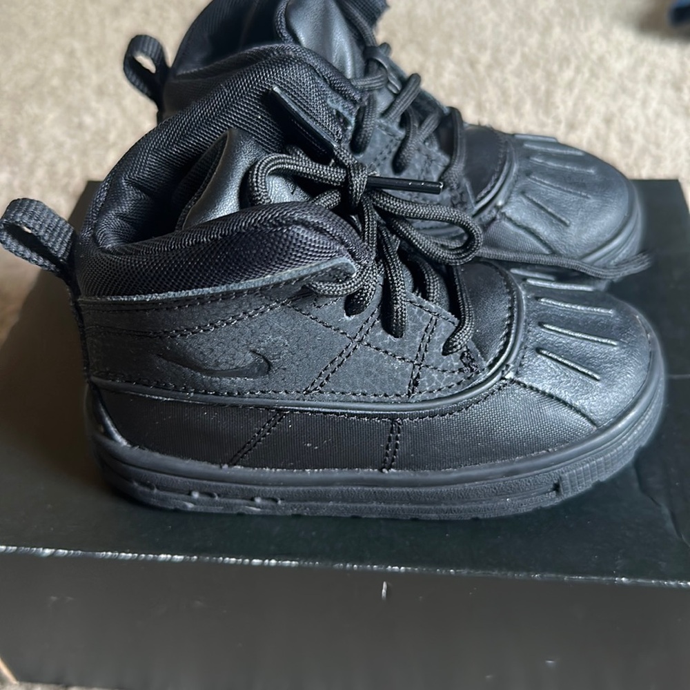 Nike Black Rugged Outdoor Boots - Picture 2 of 7